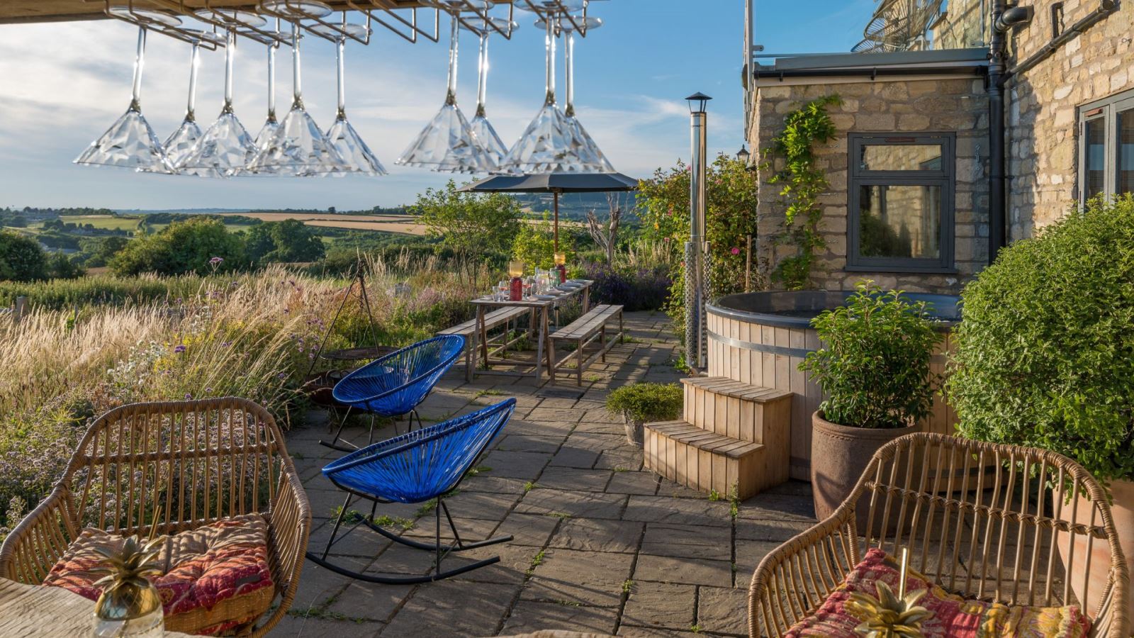 Garden with hot tub